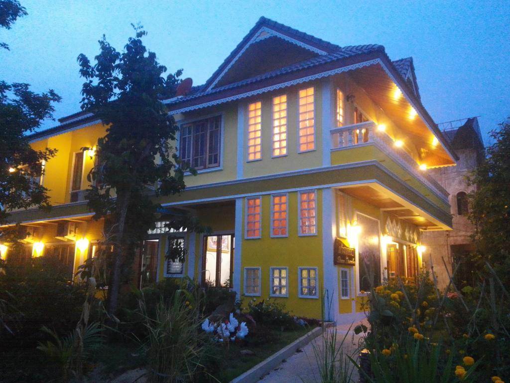 Baan Bussaba Hotel Trang Bagian luar foto