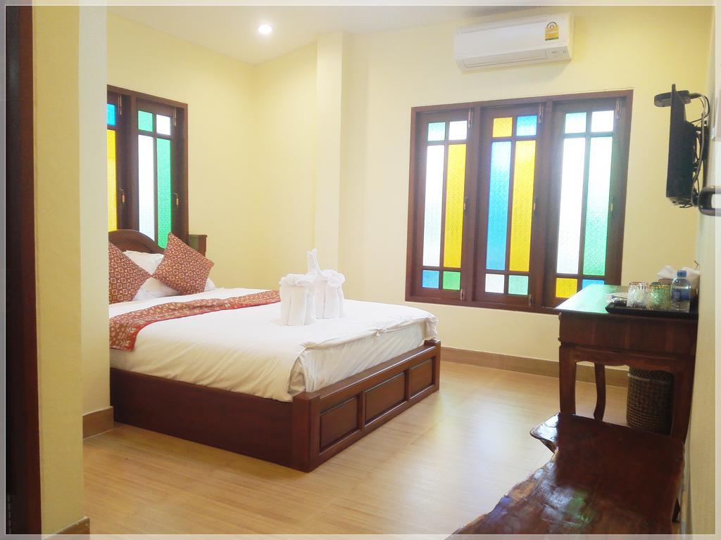 Baan Bussaba Hotel Trang Bagian luar foto